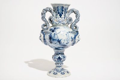 Un vase en faïence en style de Delft bleu et blanc à décor d'une scène galante, France, 19ème