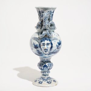 Un vase en faïence en style de Delft bleu et blanc à décor d'une scène galante, France, 19ème — photo 2
