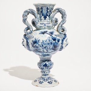Un vase en faïence en style de Delft bleu et blanc à décor d'une scène galante, France, 19ème — photo 3