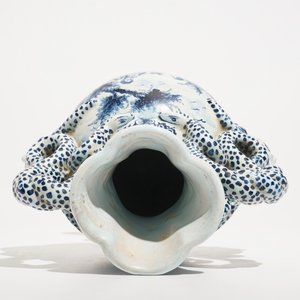 Un vase en faïence en style de Delft bleu et blanc à décor d'une scène galante, France, 19ème — photo 5