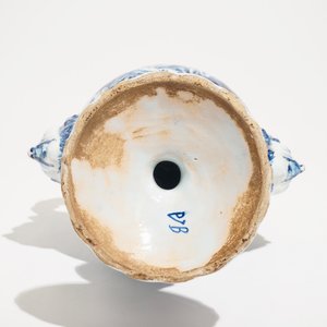 Un vase en faïence en style de Delft bleu et blanc à décor d'une scène galante, France, 19ème — photo 6