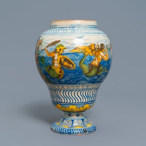 Un vase en faïence polychrome à décor de monstres marins, Nevers, 18ème — photo 1