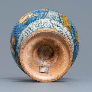 Un vase en faïence polychrome à décor de monstres marins, Nevers, 18ème — photo 6