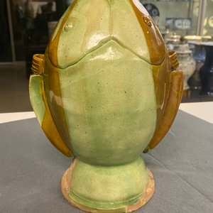 Un vase en forme de deux poissons en grès émaillé sancai, Chine, probablement Song — photo 14