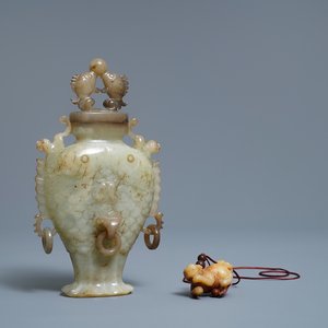 Un vase en forme de deux poissons et un modèle d'un chien en jade, Chine, 19/20ème — photo 1