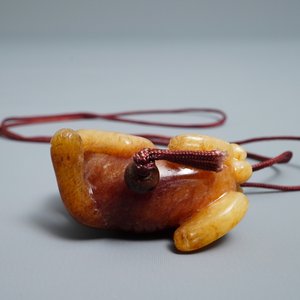 Un vase en forme de deux poissons et un modèle d'un chien en jade, Chine, 19/20ème — photo 12