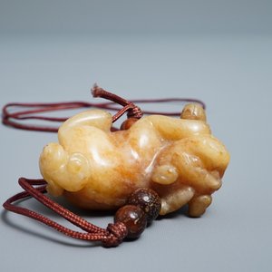 Un vase en forme de deux poissons et un modèle d'un chien en jade, Chine, 19/20ème — photo 13