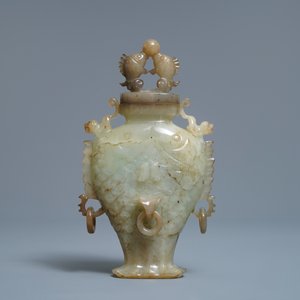 Un vase en forme de deux poissons et un modèle d'un chien en jade, Chine, 19/20ème — photo 4
