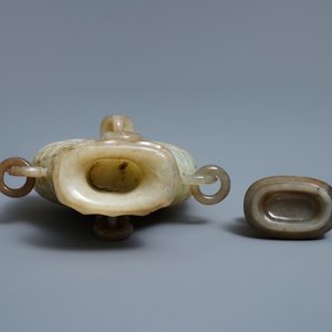 Un vase en forme de deux poissons et un modèle d'un chien en jade, Chine, 19/20ème — photo 7