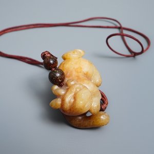 Un vase en forme de deux poissons et un modèle d'un chien en jade, Chine, 19/20ème — photo 9