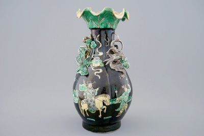 Un vase en forme de lotus en porcelaine de Chine famille noire, 19ème