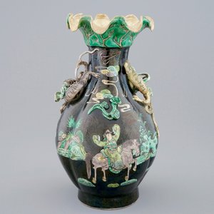 Un vase en forme de lotus en porcelaine de Chine famille noire, 19ème — photo 4