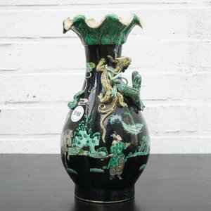 Un vase en forme de lotus en porcelaine de Chine famille noire, 19ème — photo 9