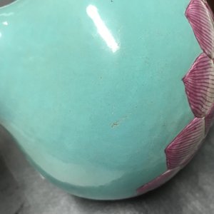 Un vase en forme de lotus en porcelaine de Chine famille rose, 19/20ème — photo 9