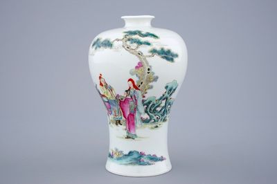 Un vase en forme de meiping en porcelaine de Chine famille rose, 19/20ème