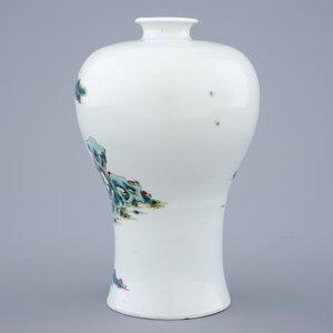 Un vase en forme de meiping en porcelaine de Chine famille rose, 19/20ème — photo 2