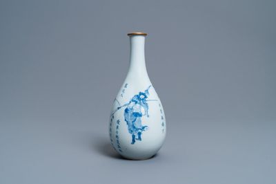 Un vase en forme de poire en porcelaine de Chine en bleu et blanc à décor 'Shuihu Zhuan', Shunzhi/Kangxi