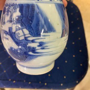 Un vase en forme de poire en porcelaine de Chine en bleu et blanc, époque Transition — photo 12
