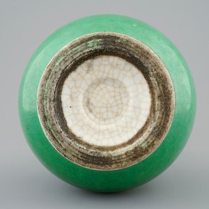 Un vase en forme de poire en porcelaine de Chine monochrome vert de pomme, 19ème — photo 2
