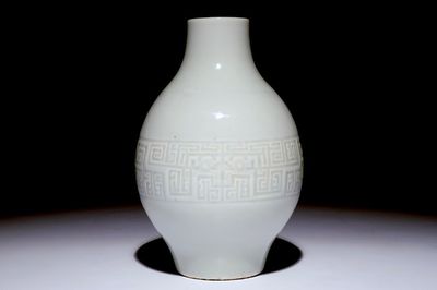 Un vase en forme d'olive en porcelaine de Chine monochrome blanc à décor en relief, marque Qianlong, 19ème