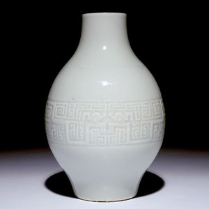 Un vase en forme d'olive en porcelaine de Chine monochrome blanc à décor en relief, marque Qianlong, 19ème — photo 1