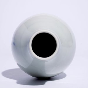 Un vase en forme d'olive en porcelaine de Chine monochrome blanc à décor en relief, marque Qianlong, 19ème — photo 6
