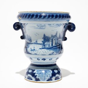 Un vase en forme d'urne en faïence de Delft bleu et blanc, 18ème — photo 3