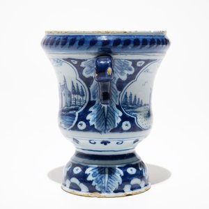 Un vase en forme d'urne en faïence de Delft bleu et blanc, 18ème — photo 4
