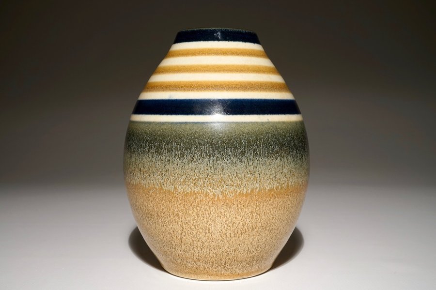 Un vase en grès à décor minimaliste, Charles Catteau pour Boch Frères Keramis, ca. 1933 — photo 1