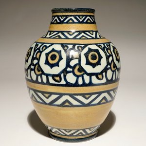 Un vase en grès aux fleurs stylisées, Charles Catteau pour Boch Frères Keramis, ca. 1924 — photo 1