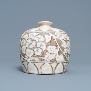 Un vase en grès de type Cizhou de forme 'meiping coupé' à décor sgraffiatio, Song/Ming — photo 3