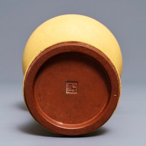 Un vase en grès de Yixing, signé Ren Ganting, Chine, marque en creux, 20ème — photo 6