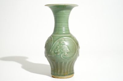 Un vase en grès emaillé celadon aux pivoines, Chine, Longquan, fin Song ou Ming