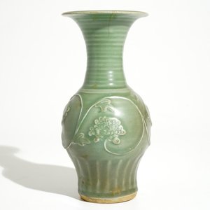 Un vase en grès emaillé celadon aux pivoines, Chine, Longquan, fin Song ou Ming — photo 1