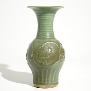 Un vase en grès emaillé celadon aux pivoines, Chine, Longquan, fin Song ou Ming — photo 2