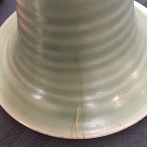 Un vase en grès emaillé celadon aux pivoines, Chine, Longquan, fin Song ou Ming — photo 8