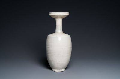 Un vase en grès porcelaineux à émail beige de type Cizhou, Chine, Liao ou après
