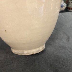 Un vase en grès porcelaineux à émail beige de type Cizhou, Chine, Liao ou après — photo 11