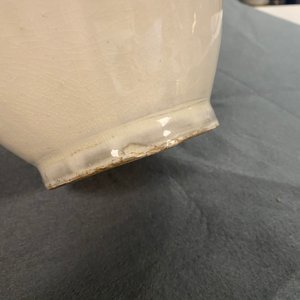 Un vase en grès porcelaineux à émail beige de type Cizhou, Chine, Liao ou après — photo 14