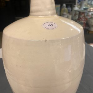 Un vase en grès porcelaineux à émail beige de type Cizhou, Chine, Liao ou après — photo 15