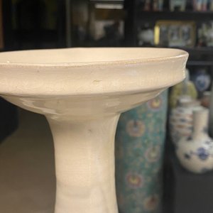 Un vase en grès porcelaineux à émail beige de type Cizhou, Chine, Liao ou après — photo 16