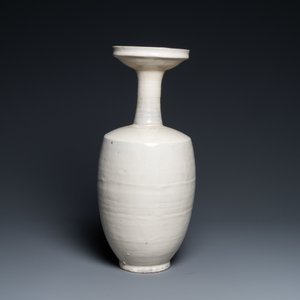 Un vase en grès porcelaineux à émail beige de type Cizhou, Chine, Liao ou après — photo 3