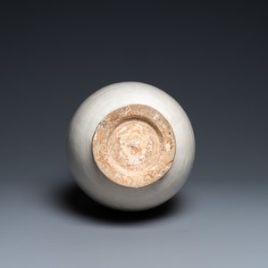 Un vase en grès porcelaineux à émail beige de type Cizhou, Chine, Liao ou après — photo 6