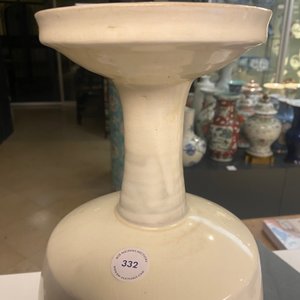 Un vase en grès porcelaineux à émail beige de type Cizhou, Chine, Liao ou après — photo 7