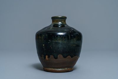 Un vase en grès porcelaineux de type Jian à émail 'fourrure de lièvre', Song