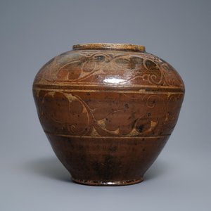 Un vase en grès porcelaineux émaillé brun à décor incisé, Yuan — photo 3