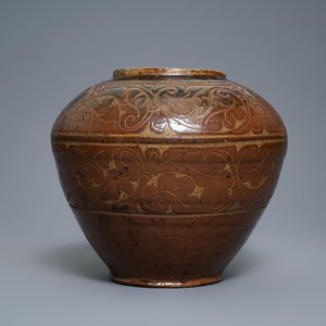 Un vase en grès porcelaineux émaillé brun à décor incisé, Yuan — photo 4
