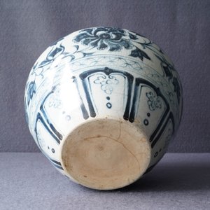 Un vase en grès porcelaineux en bleu et blanc, Annam, Vietnam, 15/16ème — photo 18
