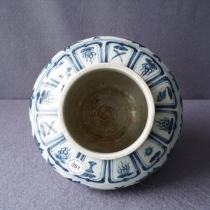 Un vase en grès porcelaineux en bleu et blanc, Annam, Vietnam, 15/16ème — photo 19