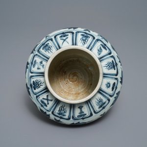 Un vase en grès porcelaineux en bleu et blanc, Annam, Vietnam, 15/16ème — photo 7